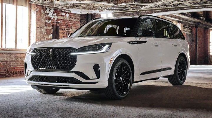A 2026 Lincoln Aviator® SUV is shown with the available Jet Appearance Package. | Crest Lincoln in Sterling Heights MI