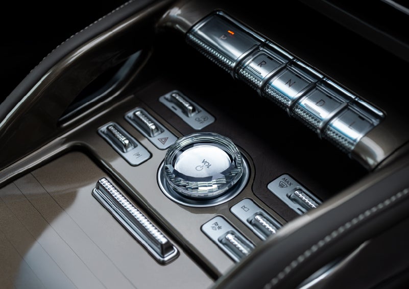 A crystal-inspired volume knob is shown in the center floor console of a 2026 Lincoln Nautilus® SUV. | Crest Lincoln in Sterling Heights MI