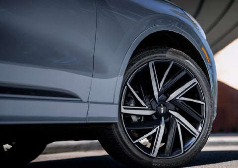 The wheel of the 2027 Lincoln Aviator® Black Label™ SUV is shown slightly angled out. | Crest Lincoln in Sterling Heights MI
