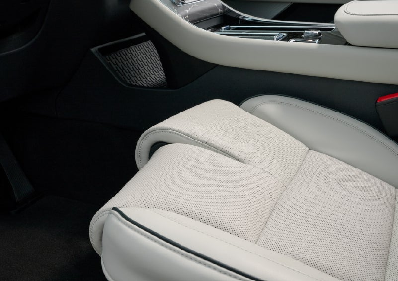 The front passenger Perfect Position seat is shown with the thigh extender adjusted.| Crest Lincoln in Sterling Heights MI